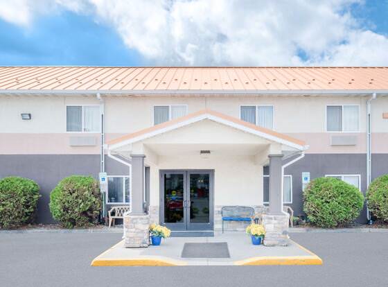 Days Inn & Suites by Wyndham Fargo 19th Ave/Airport Dome allows check-in for 18 year-old guests
