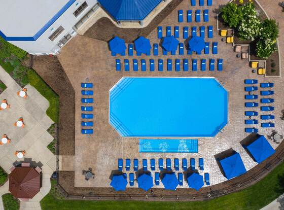 Hilton Chicago/Oak Brook Hills Resort & Conference Center allows check-in for 18 year-old guests