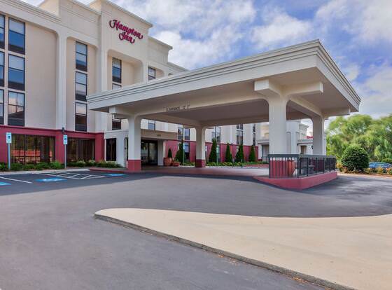 Hampton Inn Hendersonville allows check-in for 18 year-old guests