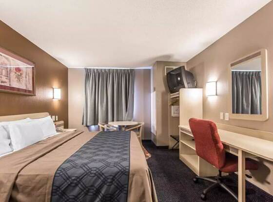Econolodge allows check-in for 18 year-old guests