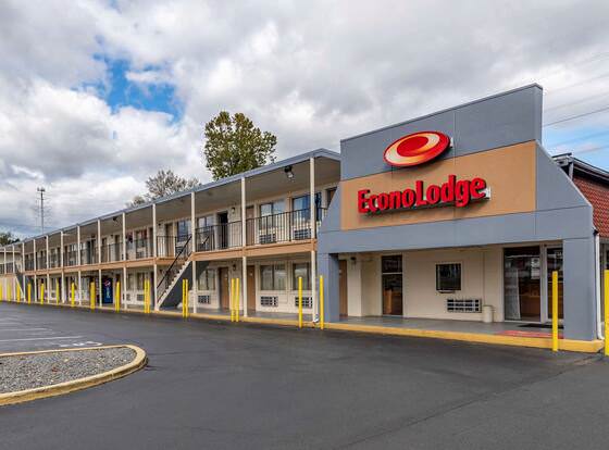 Econo Lodge North allows check-in for 18 year-old guests