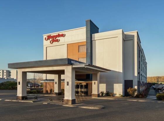Hampton Inn Portland-Airport allows check-in for 18 year-old guests