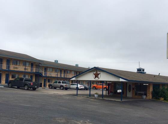 Country inn Lampasas allows check-in for 18 year-old guests