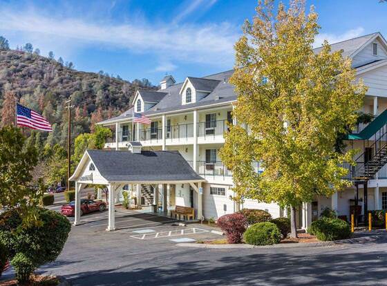 Quality Inn Yosemite Valley Gateway allows check-in for 18 year-old guests