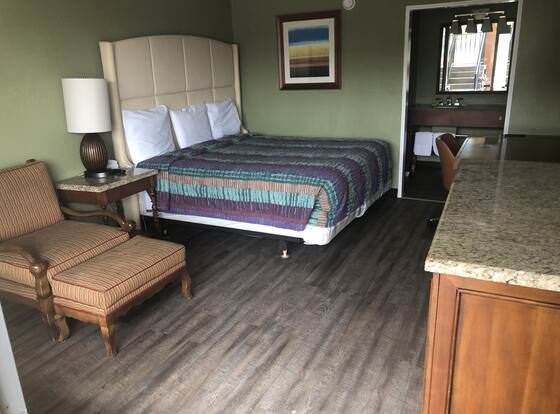 1st Place Hotel allows check-in for 18 year-old guests