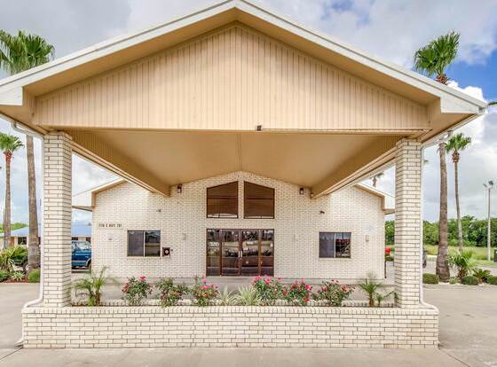 Econo Lodge Falfurrias Hwy 281 allows check-in for 18 year-old guests