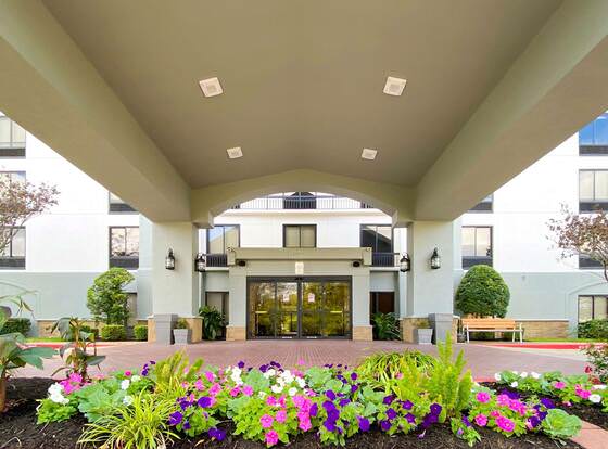 Quality In & Suites Sugar Land//Smart Financial allows check-in for 18 year-old guests