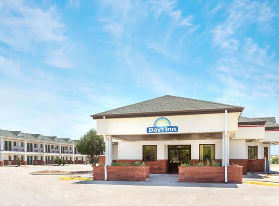 Days Inn by Wyndham Paxton allows check-in for 18 year-old guests