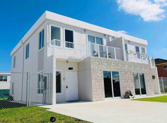 The Fanta Sea House - New and Modern close to MIA Zoo, Homestead Speedway & Entrance allows check-in for 18 year-old guests