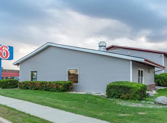 Motel 6 Fond Du Lac, WI allows check-in for 18 year-old guests