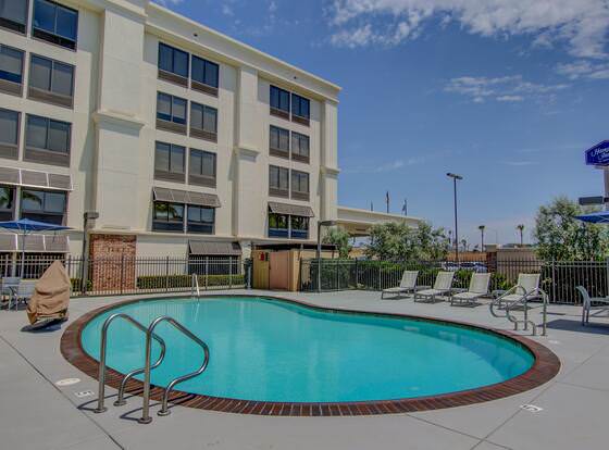 Hampton Inn San Diego-Kearny Mesa allows check-in for 18 year-old guests