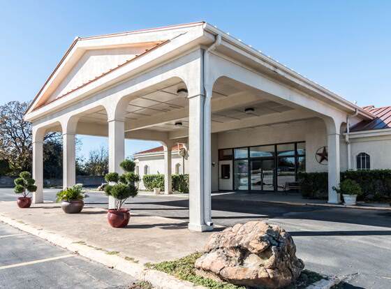 Motel 6 Stephenville, TX allows check-in for 18 year-old guests