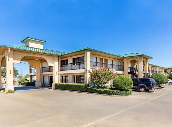 Quality Inn - Abilene allows check-in for 18 year-old guests