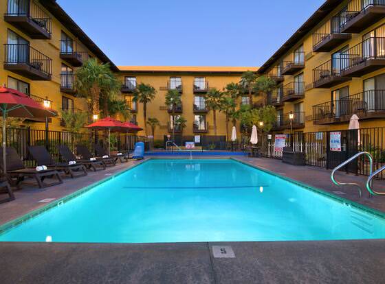 Oxford Suites Lancaster allows check-in for 18 year-old guests