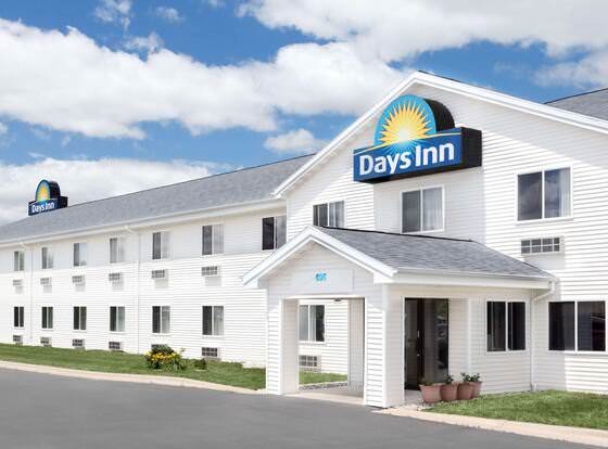 Days Inn by Wyndham Neenah allows check-in for 18 year-old guests