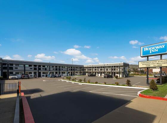 Rodeway Inn allows check-in for 18 year-old guests