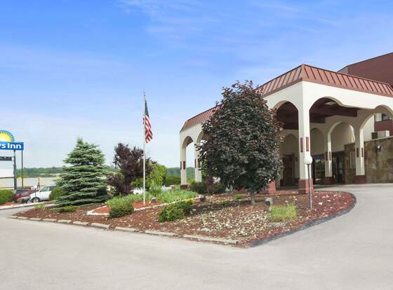 Days Inn by Wyndham New Stanton PA allows check-in for 18 year-old guests