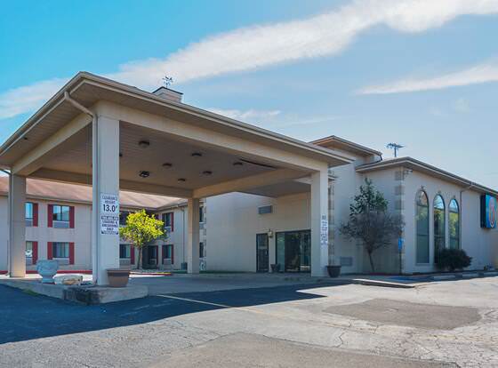 Motel 6 Hannibal, MO allows check-in for 18 year-old guests