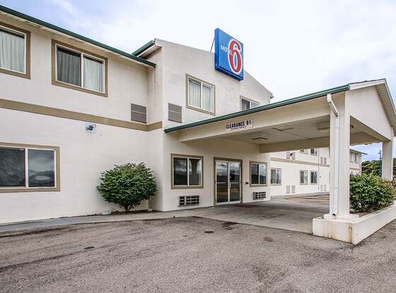 Motel 6 Nephi, UT allows check-in for 18 year-old guests