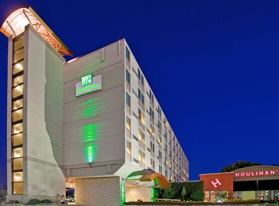 Holiday Inn Manhattan at the Campus, an IHG Hotel allows check-in for 18 year-old guests