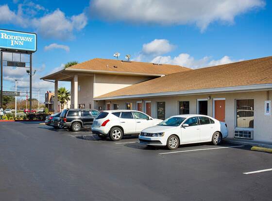 Rodeway Inn Lake City I-75 allows check-in for 18 year-old guests