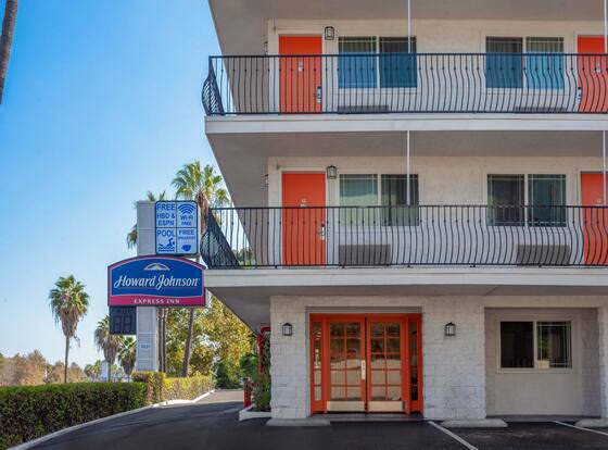 Howard Johnson by Wyndham San Diego Hotel Circle allows check-in for 18 year-old guests