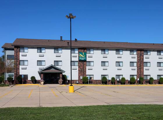 Quality Inn & Suites Bloomington I-55 and I-74 allows check-in for 18 year-old guests