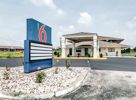 Motel 6 Berea, KY allows check-in for 18 year-old guests