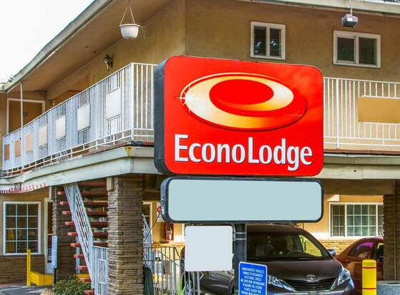 Econo Lodge Sacramento Convention Center allows check-in for 18 year-old guests
