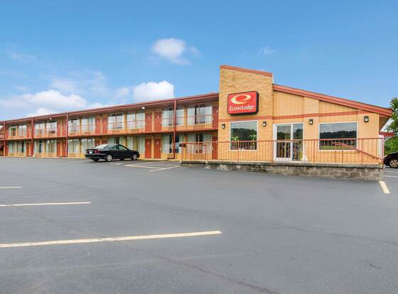Econo Lodge Marion I-81 allows check-in for 18 year-old guests