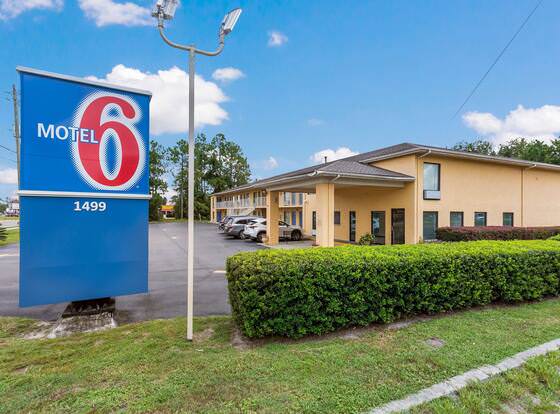 Motel 6 Macclenny, FL allows check-in for 18 year-old guests