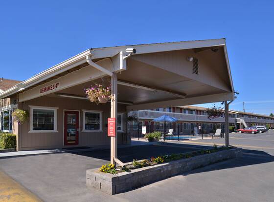 Travelodge by Wyndham Sunnyside allows check-in for 18 year-old guests