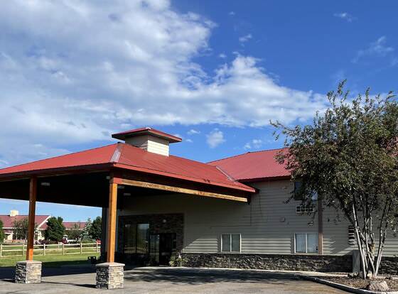 Eagle Peak Lodge & Cabins allows check-in for 18 year-old guests