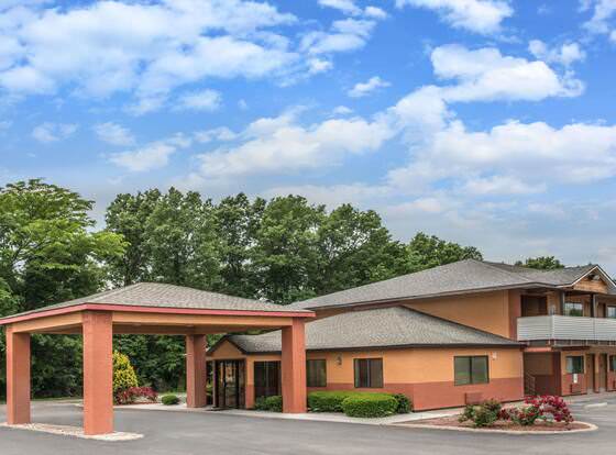 Days Inn by Wyndham Kingdom City allows check-in for 18 year-old guests