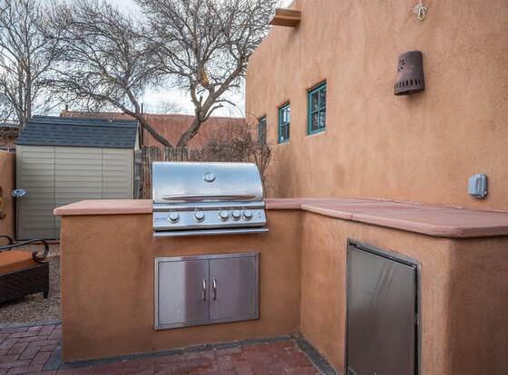Casa Nona - Pristine Home in the Railyard District, Walk to The Plaza allows check-in for 18 year-old guests