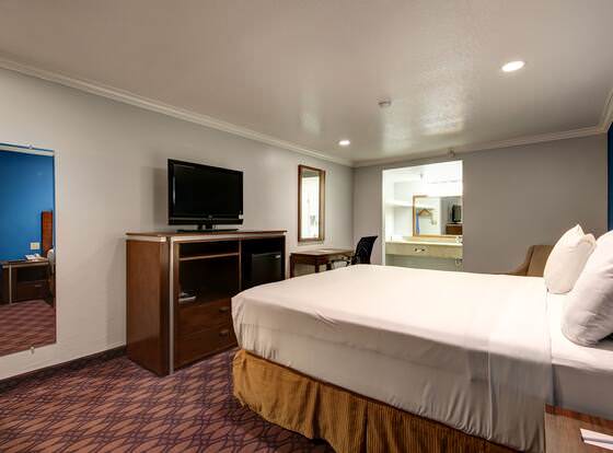 Hotel Pacific Manhattan Beach  allows check-in for 18 year-old guests