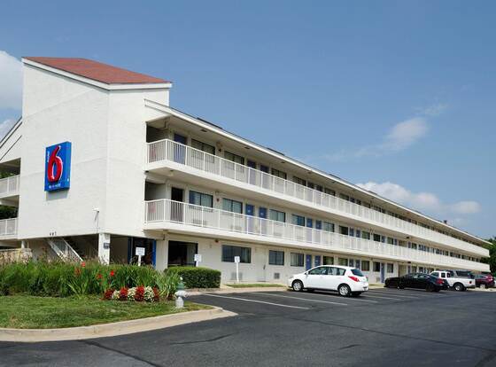Motel 6 Gaithersburg, DC - Washington allows check-in for 18 year-old guests