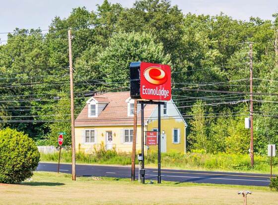 Econo Lodge Drums allows check-in for 18 year-old guests