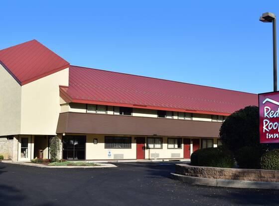 Red Roof Inn Harrisburg North allows check-in for 18 year-old guests