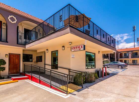 Glenridge Inn Glendale - Pasadena allows check-in for 18 year-old guests