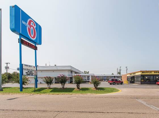 Motel 6 West Memphis, AR allows check-in for 18 year-old guests