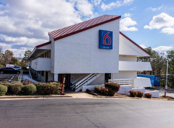 Motel 6 Birmingham, AL allows check-in for 18 year-old guests