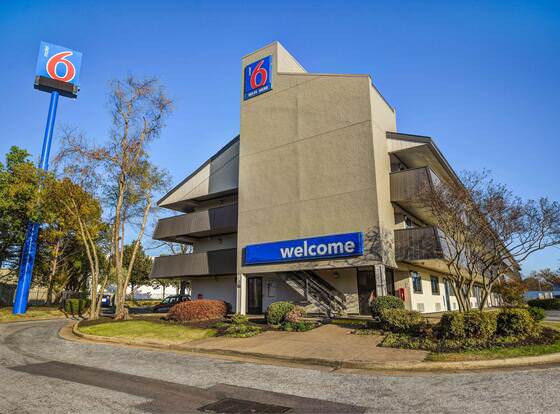 Motel 6 Memphis, TN - Downtown allows check-in for 18 year-old guests