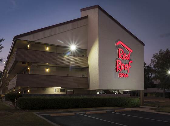 Red Roof Inn Atlanta - Norcross allows check-in for 18 year-old guests