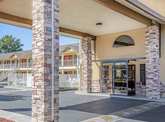 Quality Inn & Suites Woodland - Sacramento Airport allows check-in for 18 year-old guests