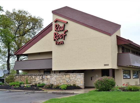 Red Roof Inn Elkhart allows check-in for 18 year-old guests