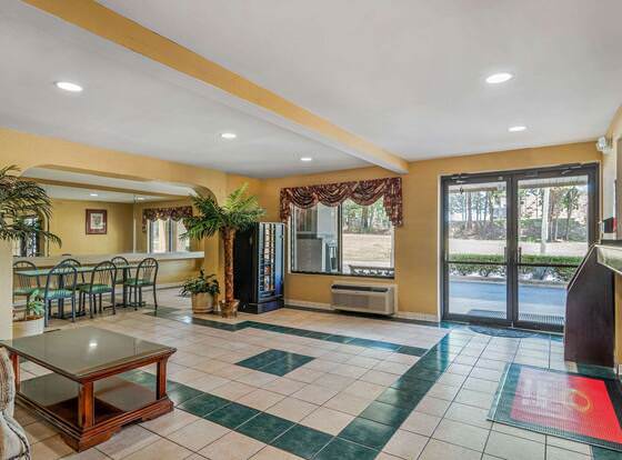 Econo Lodge Union City - Atlanta South allows check-in for 18 year-old guests