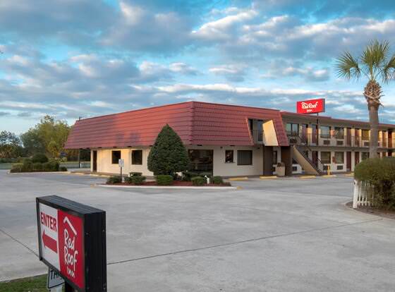 Red Roof Inn MacClenny allows check-in for 18 year-old guests