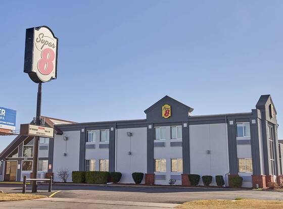 Super 8 by Wyndham Wichita Airport allows check-in for 18 year-old guests