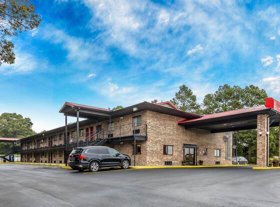Econo Lodge Martin allows check-in for 18 year-old guests